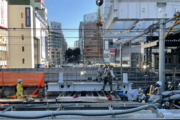 工事中の鉄道作業員