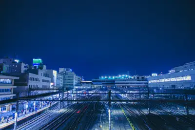 夜の駅の風景